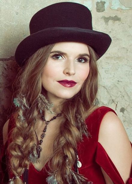 Евгения Рыбакова и группа «Обними Кита»